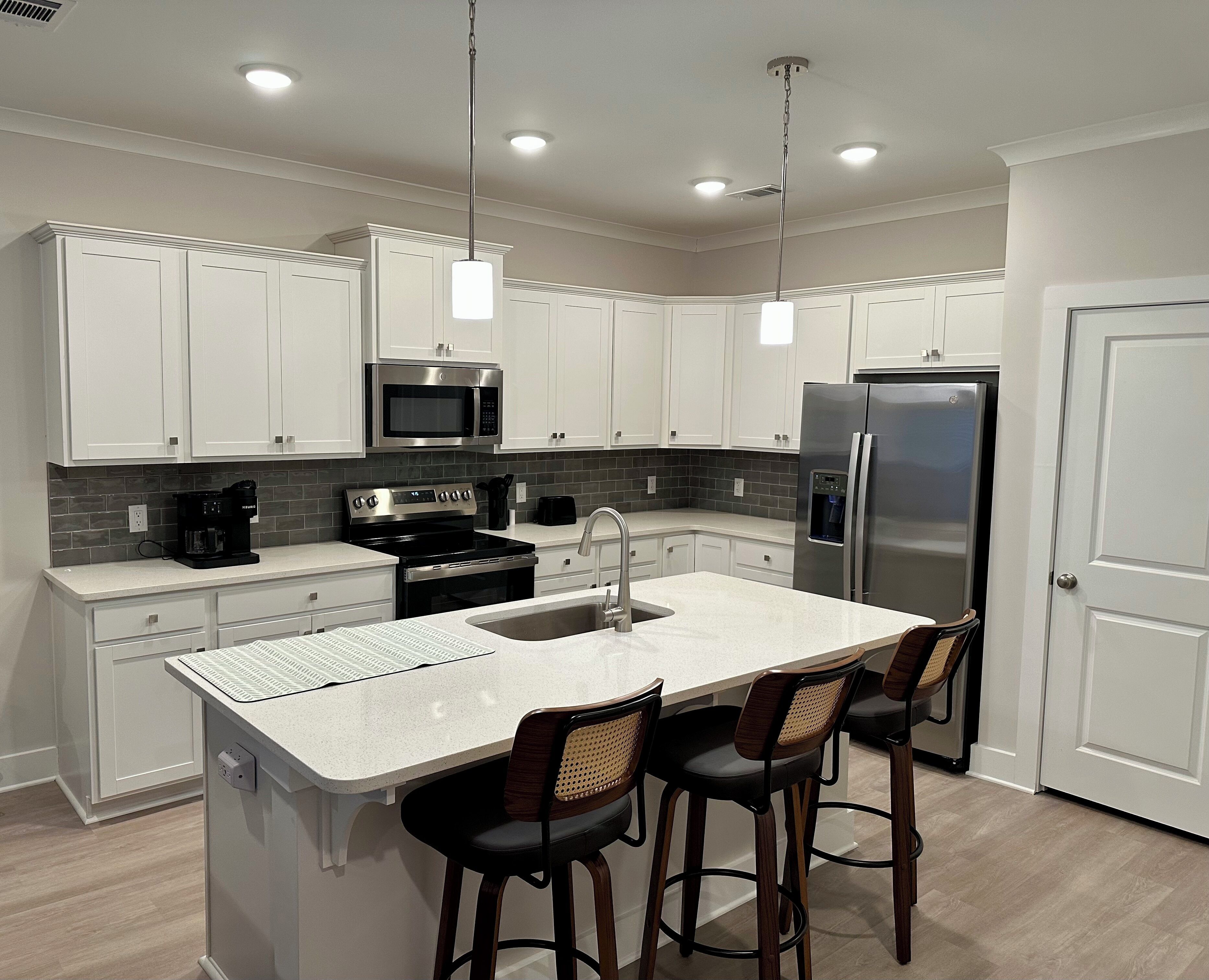 Een microgolfoven, een oven, een kookplaat, een vaatwasser