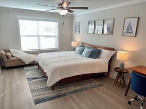 Een strijkplank/strijkijzer, wifi, beddengoed