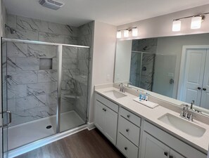 Shower, hair dryer, towels, soap - Beautiful 3-bedroom townhome with AC in Panama City. Refreshing take of Beach! (Panama City Beach)