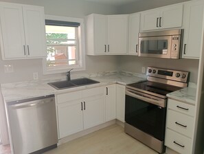 Private kitchen - Minimalist apartment ,3 mins walk to Avenir Centre Moncton (1 month or longer) (Moncton)
