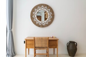 書桌、筆電工作空間、免費無線上網