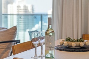 Eine Flasche Jacob's Creek Cool Harvest Sauvignon Blanc 2025 auf einem Tisch, zusammen mit zwei Gläsern und einer Oliven-Schale.