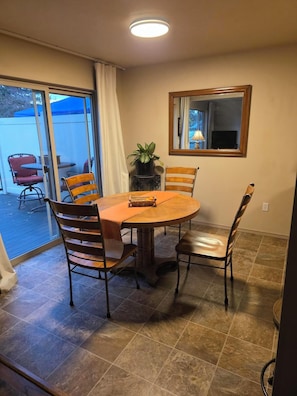 Dining - Spacious and comfortable 5-bedroom house near Whitworth University (Spokane)