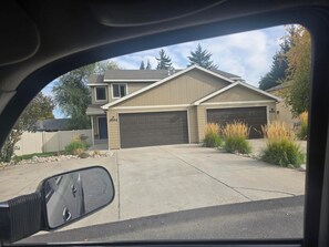 Exterior - Spacious and comfortable 5-bedroom house near Whitworth University (Spokane)