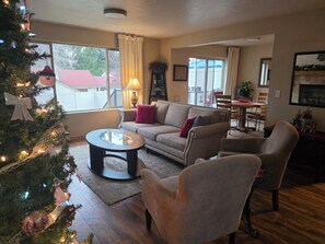 Smart TV, fireplace, computer monitors, printers - Spacious and comfortable 5-bedroom house near Whitworth University (Spokane)