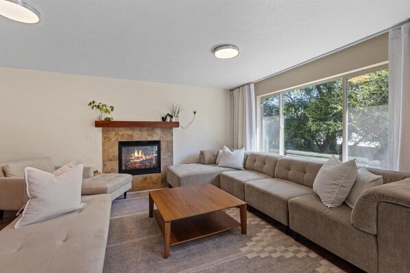 Smart TV, fireplace, computer monitors, printers - Spacious and comfortable 5-bedroom house near Whitworth University (Spokane)