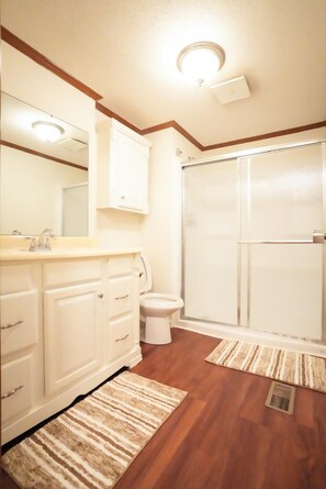 Hair dryer, towels, soap, toilet paper - Farm Stay at Golden Meadows (Concord)