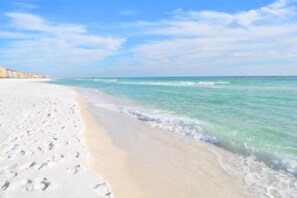 Beach nearby - Gulf views ~ Updated unit ~ Beach access ~ Pool, Hot tub, Tennis, Pickle Ball ++ (Destin)
