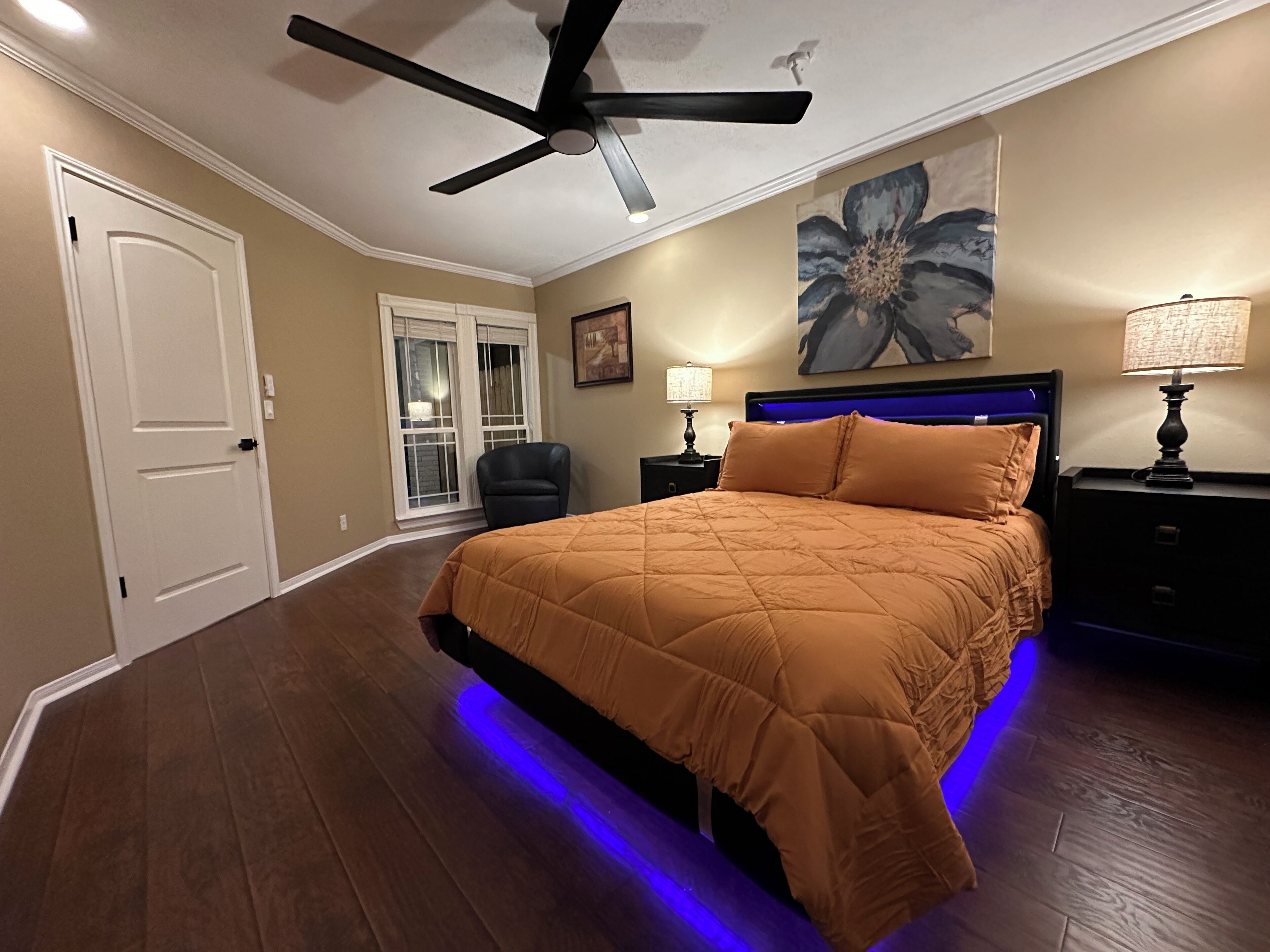 Tabla de planchar con plancha, wifi y ropa de cama 