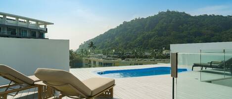 Piscina externa, espreguiçadeiras