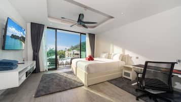 Apartemen Keluarga, pemandangan bukit | Brankas, meja kerja, ruang kerja ramah laptop, dan tirai kedap cahaya