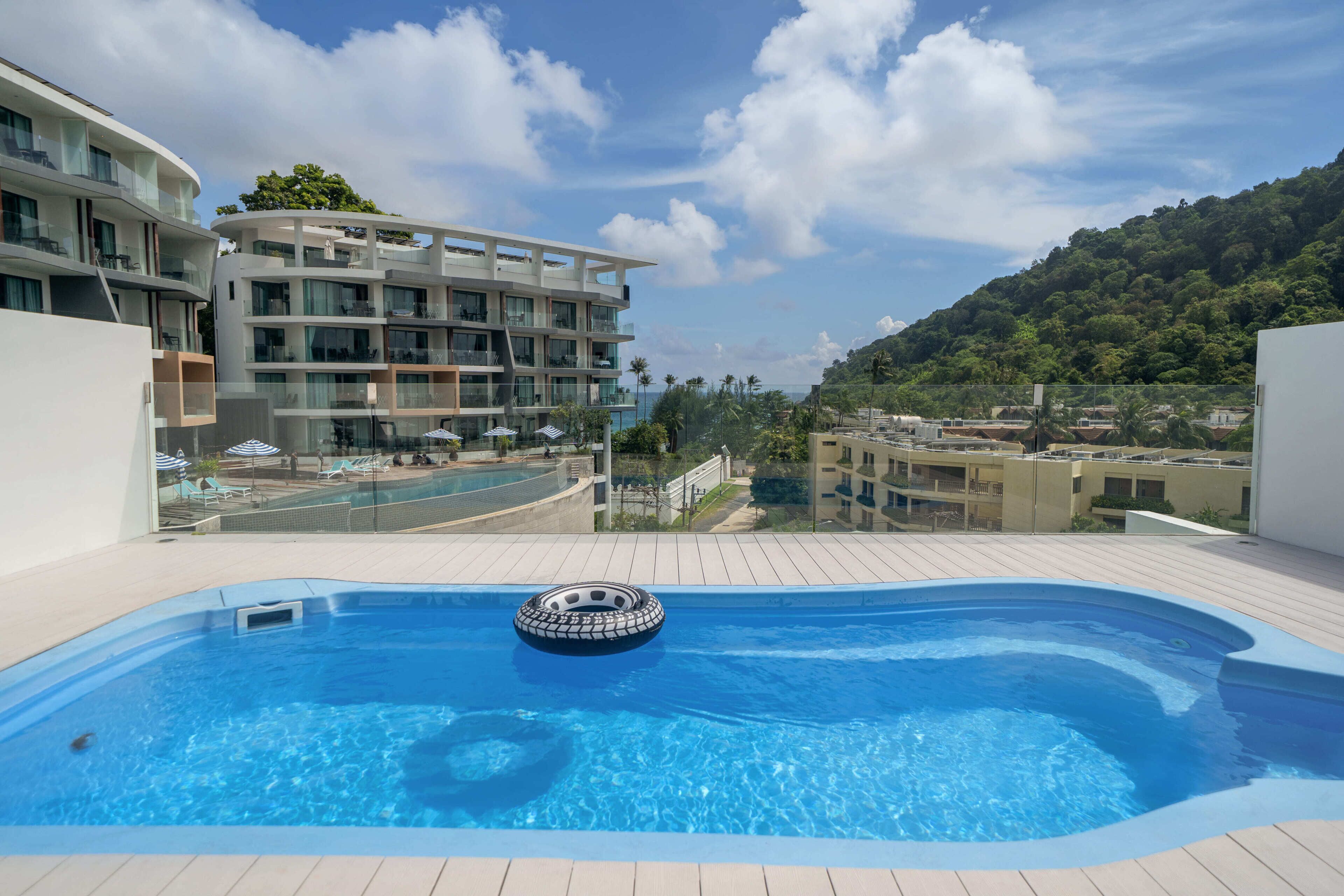 Una piscina al aire libre, sillones reclinables de piscina