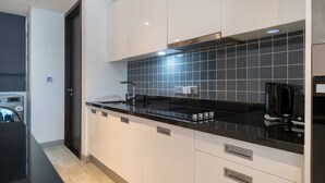 Appartement familial, vue sur la colline | Cuisine privée | Four à micro-ondes, un four, surface de cuisson, grille-pain