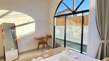 Deluxe-Villa, 2 Schlafzimmer, Poolblick | Schreibtisch, laptopgeeigneter Arbeitsplatz, kostenloses WLAN