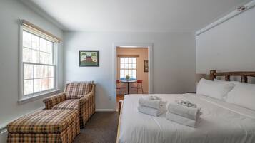 Standard Room, 1 Queen Bed, Kitchenette | Free WiFi