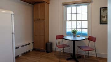 Habitació estàndard, 1 llit de matrimoni, cuina bàsica | Servei de restauració