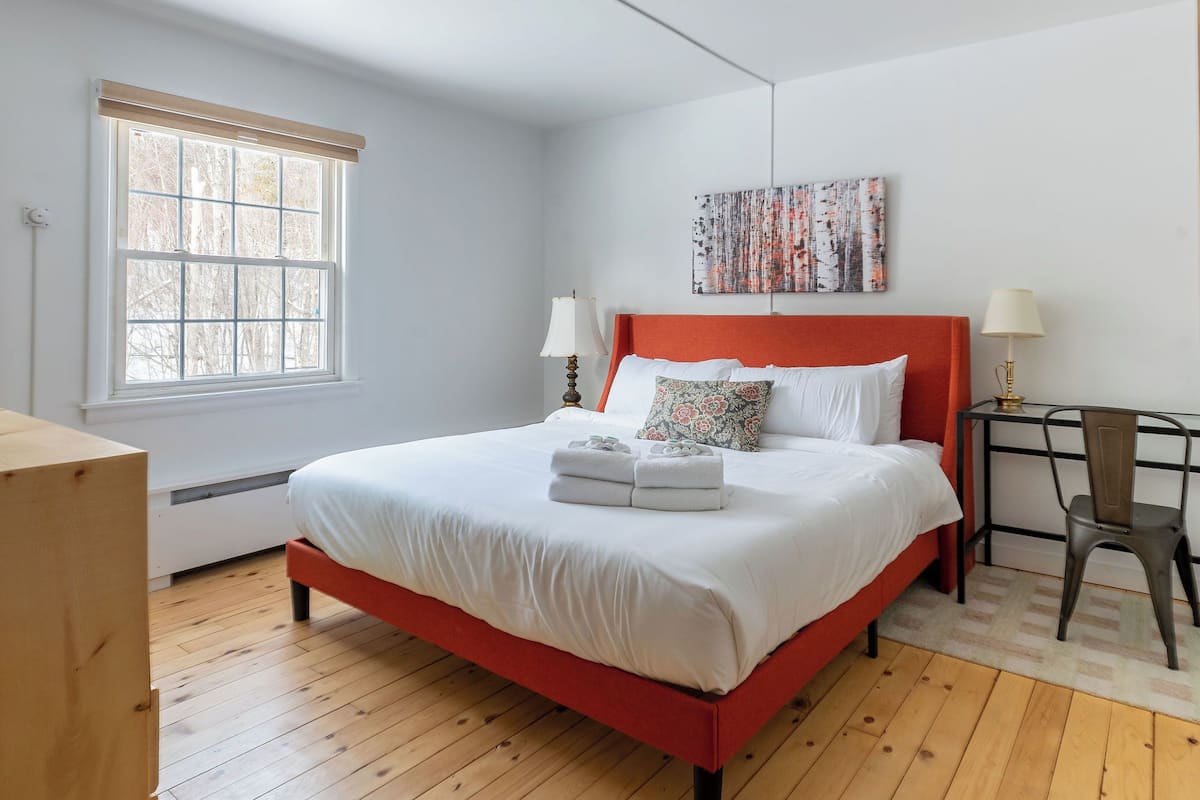 Premium Single Room, 1 King Bed | WiFi (free)