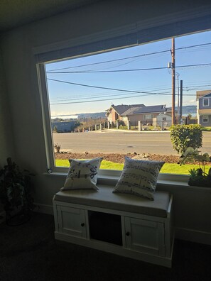 Interior - Perfect 3-bedroom house with AC and Peak-A-View in West Tacoma (Tacoma)