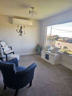 Smart TV, fireplace, video games, DVD player - Perfect 3-bedroom house with AC and Peak-A-View in West Tacoma (Tacoma)