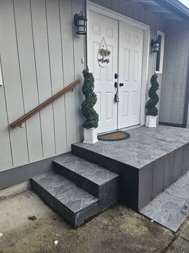 Perfect 3-bedroom house with AC and Peak-A-View in West Tacoma