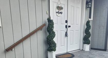 Perfect 3-bedroom house with AC and Peak-A-View in West Tacoma