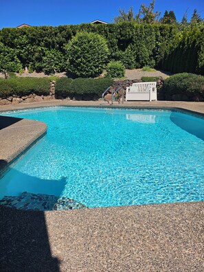 Outdoor pool, a heated pool - Perfect 3-bedroom house with AC and Peak-A-View in West Tacoma (Tacoma)
