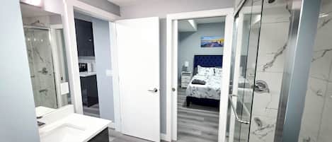 Tabla de planchar con plancha, wifi, ropa de cama