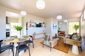 Interior - Nelson Bridge House - Modern, Clean, Quiet - Only Steps from CBD (Nelson)