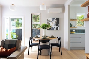 Dining - Nelson Bridge House - Modern, Clean, Quiet - Only Steps from CBD (Nelson)