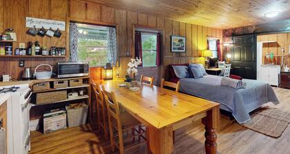 1BR Riverfront w/ Views, Canoe, Grill & Fire Pit