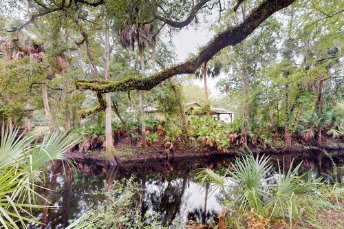 1BR Riverfront w/ Views, Canoe, Grill & Fire Pit