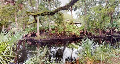 1BR Riverfront w/ Views, Canoe, Grill & Fire Pit