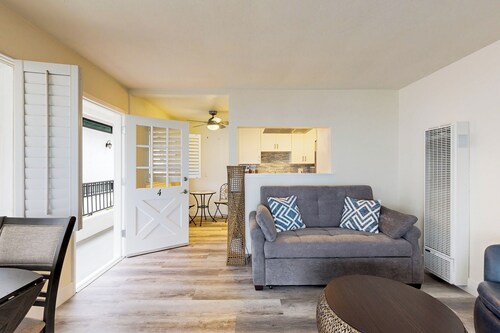 1BR Ocean-View Apt - Walk to Beach, Shops & Pier