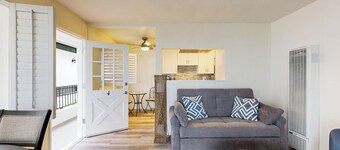 1BR Ocean-View Apt - Walk to Beach, Shops & Pier