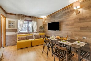 Living and dining room - Abeti Mountain View, Sestriere - Grange Sises, Italy (Sauze di Cesana)
