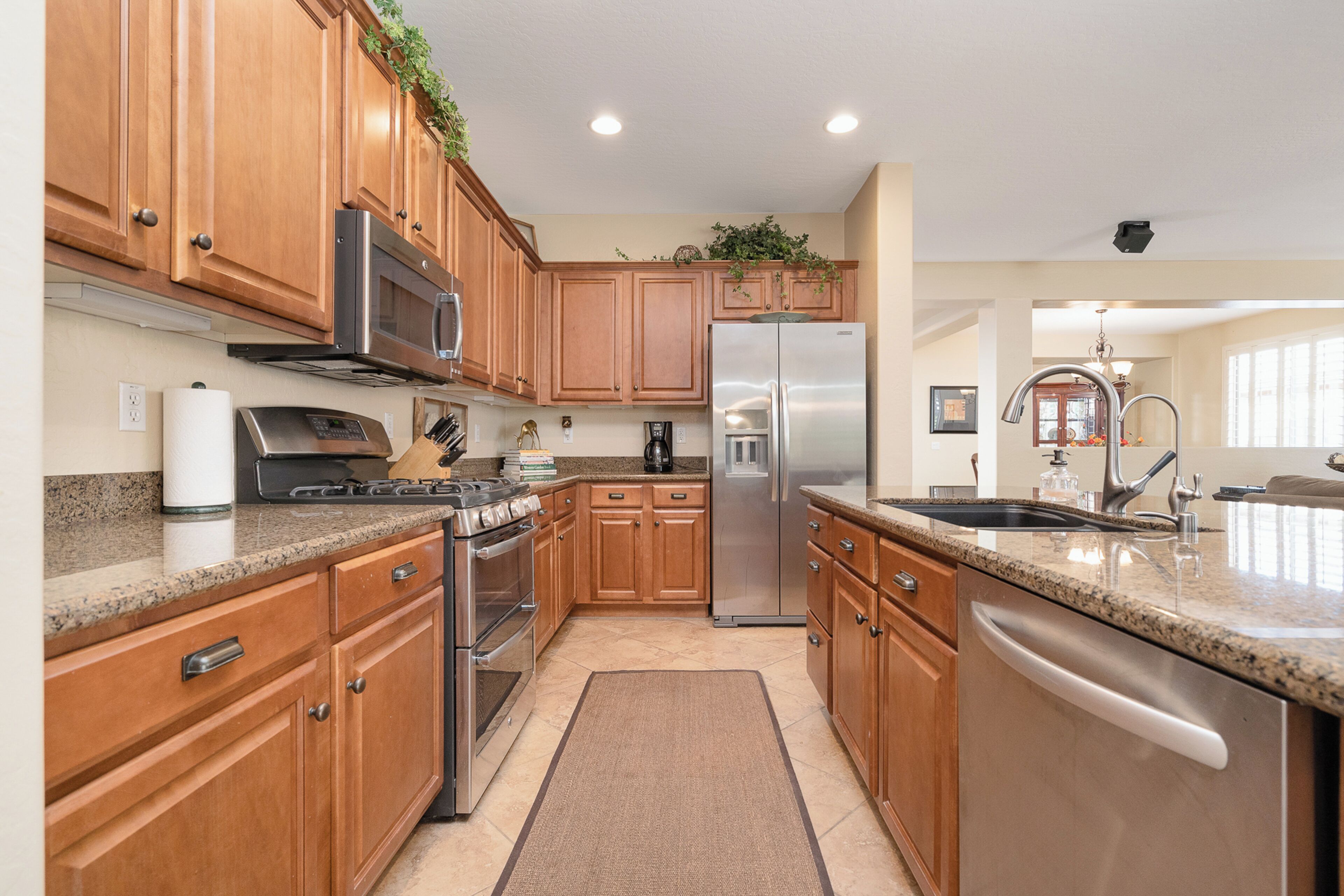 Kjøleskap, mikrobølgeovn, kokeplater og oppvaskmaskin