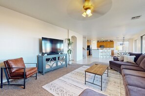 TV, foosball, table tennis, books - Hot Tub & Game Room: Poolside Paradise in Phoenix! (Laveen)