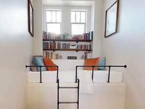 4 habitaciones, tabla de planchar con plancha, cuna de viaje y internet 