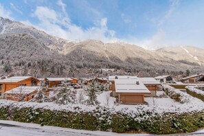 A snow-covered mountain village with wooden cabins and a clear sky. - Alpine Flégère, 1BR Near Flégère Lift, Chamonix, France (Chamonix)