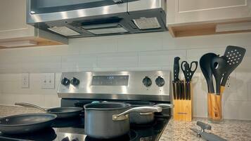 Geladeira, micro-ondas, fogão, cooktop