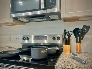 Fridge, microwave, oven, stovetop - WorkerFriendly,washer/dryer, gym,pool, A+ location (Sherman)