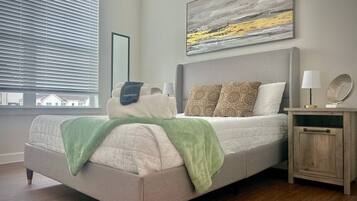 Desk, WiFi, bed sheets