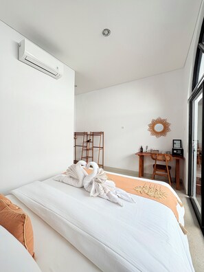 Vila luxo, 2 quartos, vista para a piscina | Cofres nos quartos, escrivaninha, espaço de trabalho para notebook