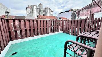 Family Room, Balcony, City View | Pemandangan balkoni