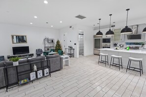 Interior - 3BR Modern Exec Retreat | Near Med Center + Garage+ Rooftop (Houston)