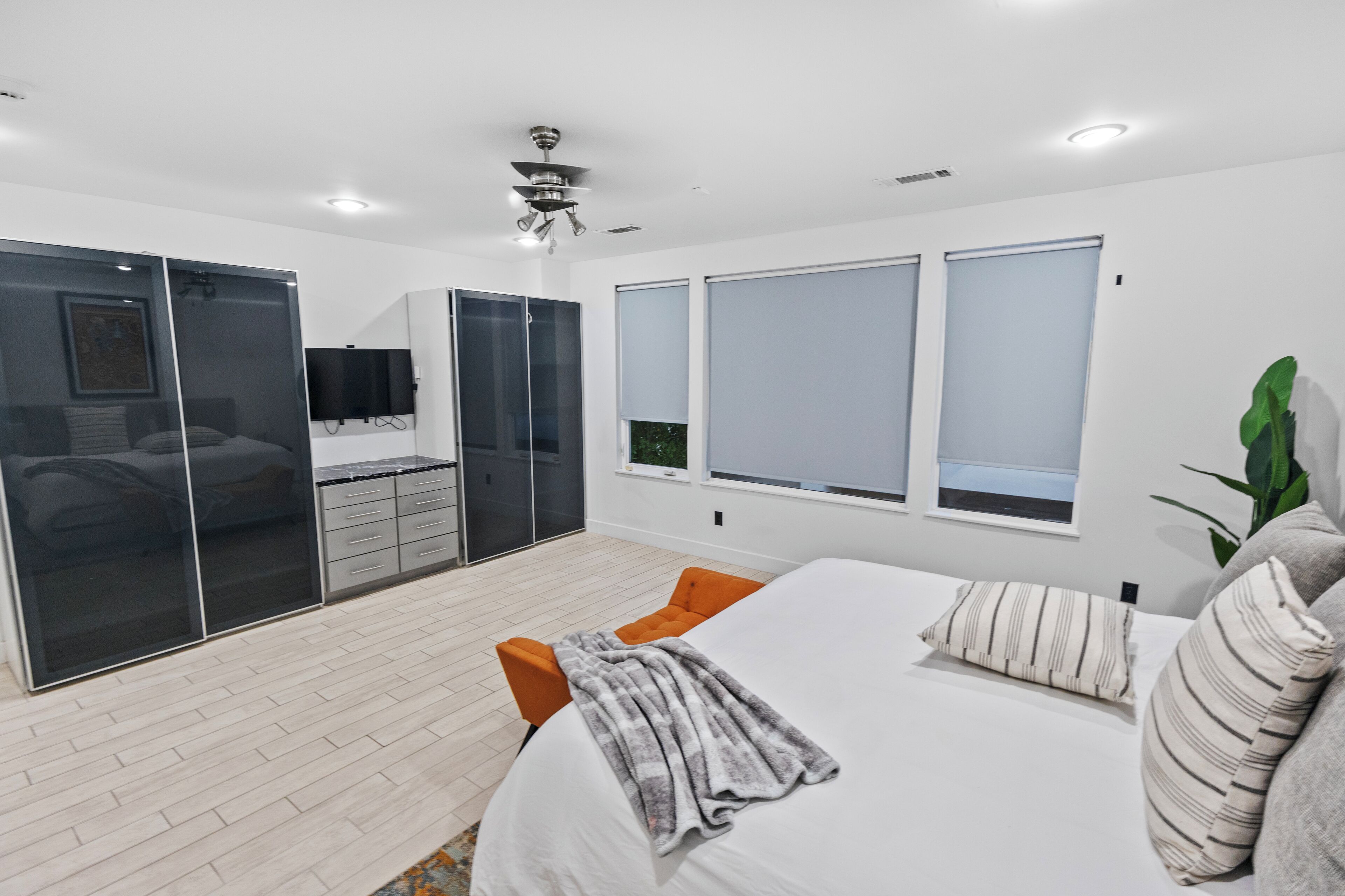 Tabla de planchar con plancha, wifi, ropa de cama