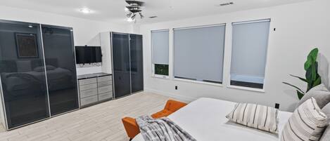 Tabla de planchar con plancha, wifi, ropa de cama