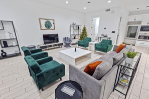 Living area - 3BR Modern Exec Retreat | Near Med Center + Garage+ Rooftop (Houston)