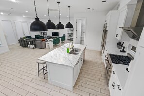 Private kitchen - 3BR Modern Exec Retreat | Near Med Center + Garage+ Rooftop (Houston)