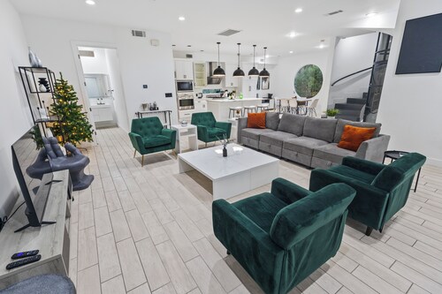 3BR Modern Exec Retreat | Near Med Center + Garage+ Rooftop